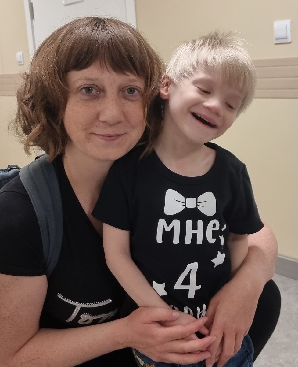 Серёжа мог бы эту футболку и не носить, если бы остался доживать в доме ребёнка