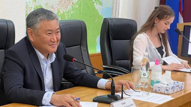     Необычно провели День защиты детей юные жители Артёмовского городского округа. 1 июня они пришли в гости к главе округа — Вячеславу Квону.