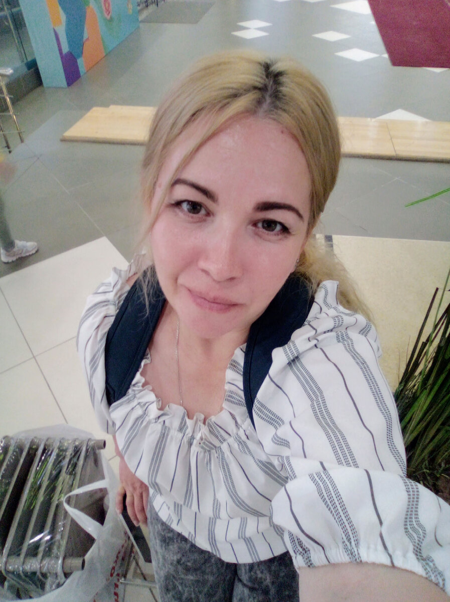 Присела отдохнуть) Вон эти злосчастные полки рядом в пакете))) 