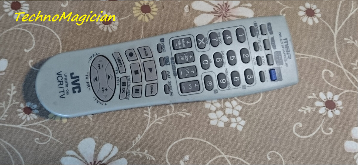 ИК пульт. Им можно управлять телевизором и видеомагнитофоном. 