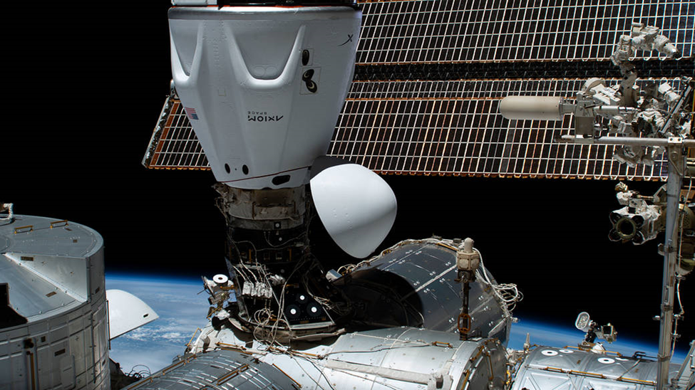 Пилотируемый корабль Dragon Ax-2 пристыкованный к РМА-3 УМ Harmony. Фото: nasa.blog.com