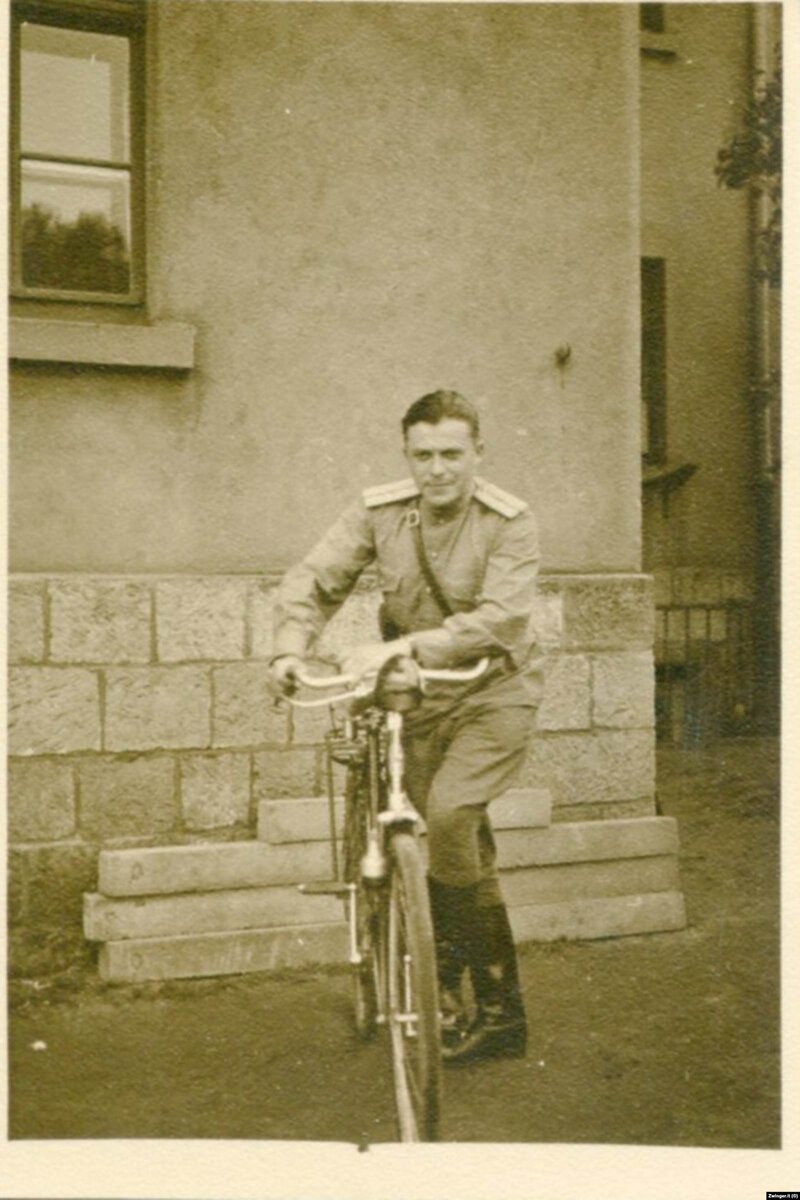 Леонид Рабинович на фронте. Фото: личный архив Елены Костюкович. Zvinger.it https://www.currenttime.tv/a/rabinovich-in-dresden/30432348.html