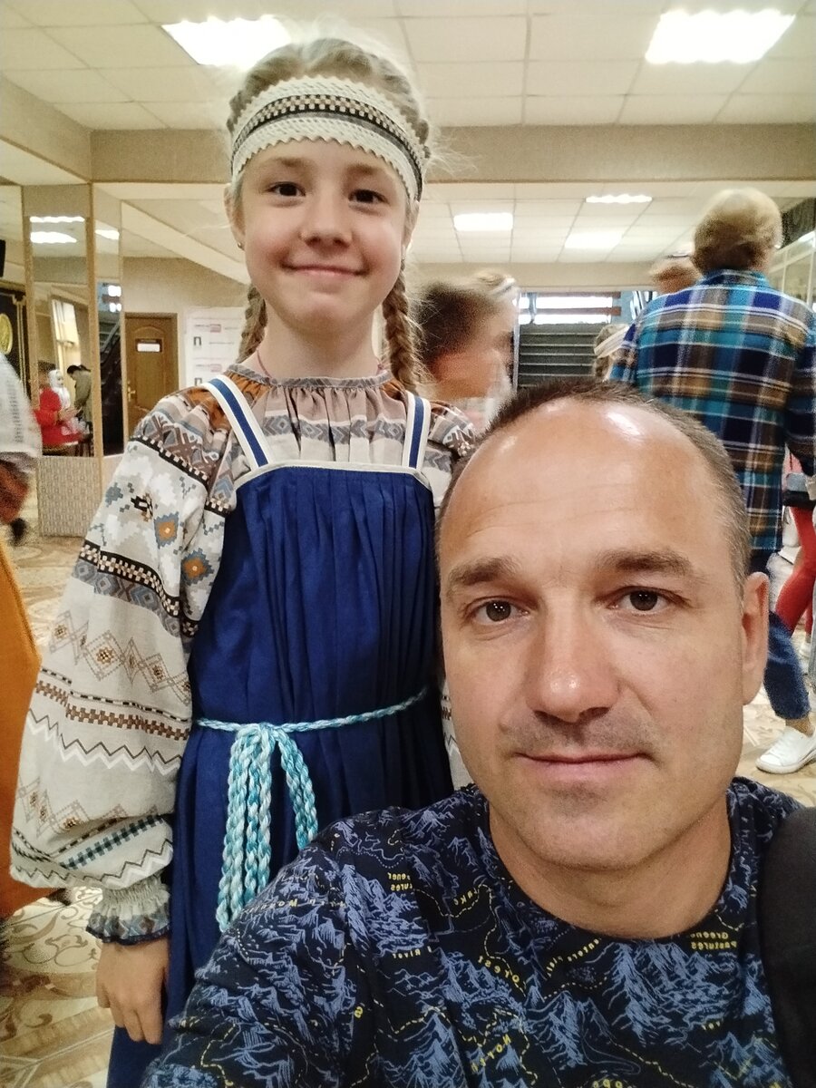Съездил с дочкой на ее концерт.