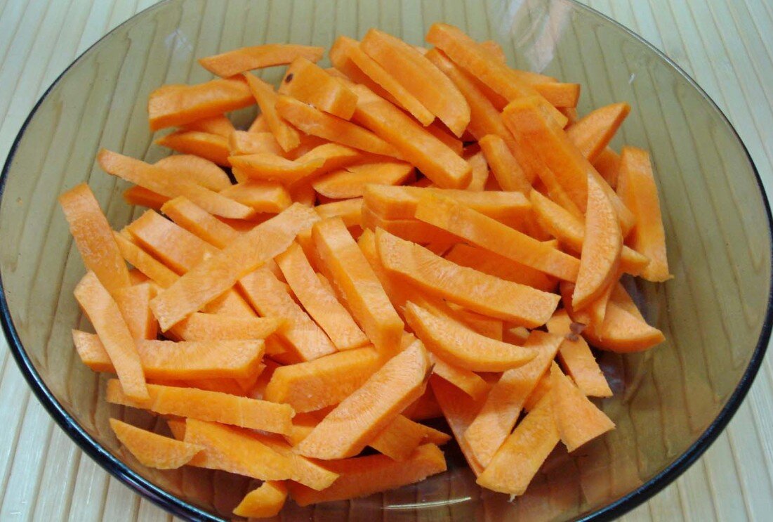 Нарезка овощей соломкой. Нарезка моркови брусочками. Картофель нарезанный брусочками. Овощи нарезанные брусочками. Морковь нарезанная брусочками.