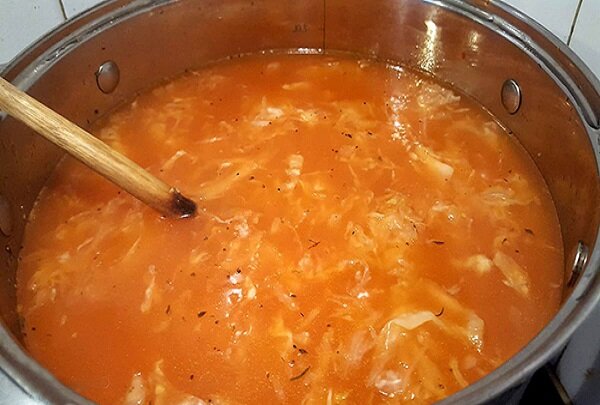 Рецепт борща с квашеной капустой и мясом свиной копченой рульки. Как сделать суп вкусным и полезным? Воспользуйтесь этим рецептом с квашеной капустой на бульоне от свиной рульки.-12