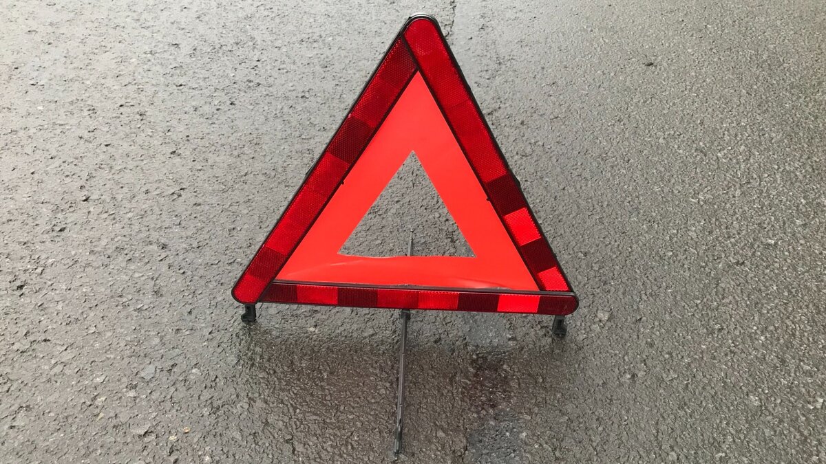     Фото с места ДТП, в котором пострадали два человека, опубликовали в сети.