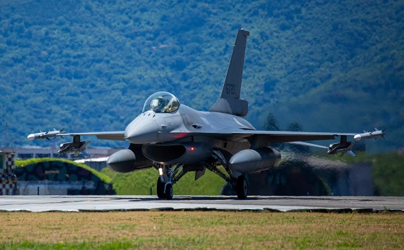 Истребитель F-16 