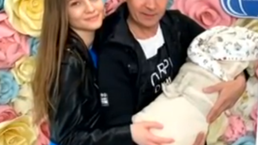    Владимир Политов и супруга Ольга в роддоме© Фото : Социальные сети