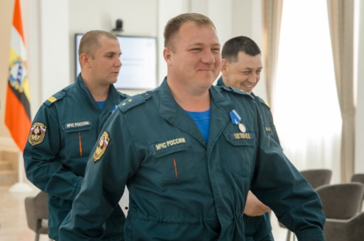    В Курске наградили пожарных, спасших выпавшую из окна девушку