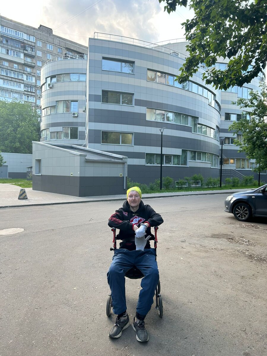 Я на фоне Социального фонда России.