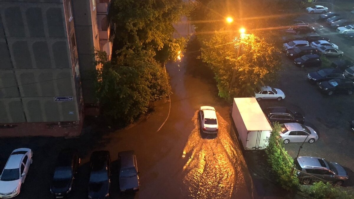 Вечером 6 июня дворы и дороги в Челябинске "поплыли" под дождем. Фото: Царьград.