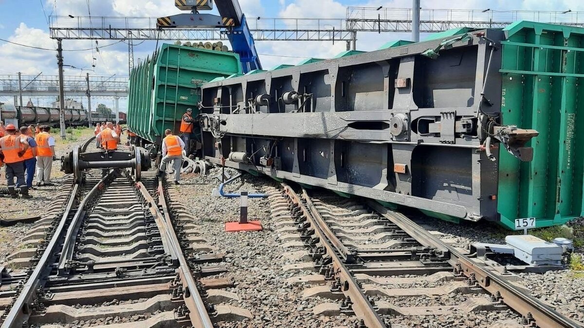     Сегодня утром на станции Дема три вагона, груженых деревом, сошли с рельсов, сообщает пресс-служба СУ на транспорте 7 июня.