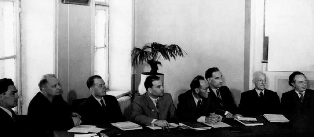 1955 г. Государственная экзаменационная комиссия по специальности «металлургия черных металлов». Профессор Григораш - третий справа.