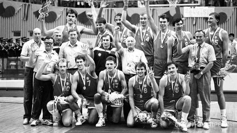    Сборная СССР по баскетболу после победы на Олимпиаде в Сеуле.Игорь Уткин архив «СЭ»