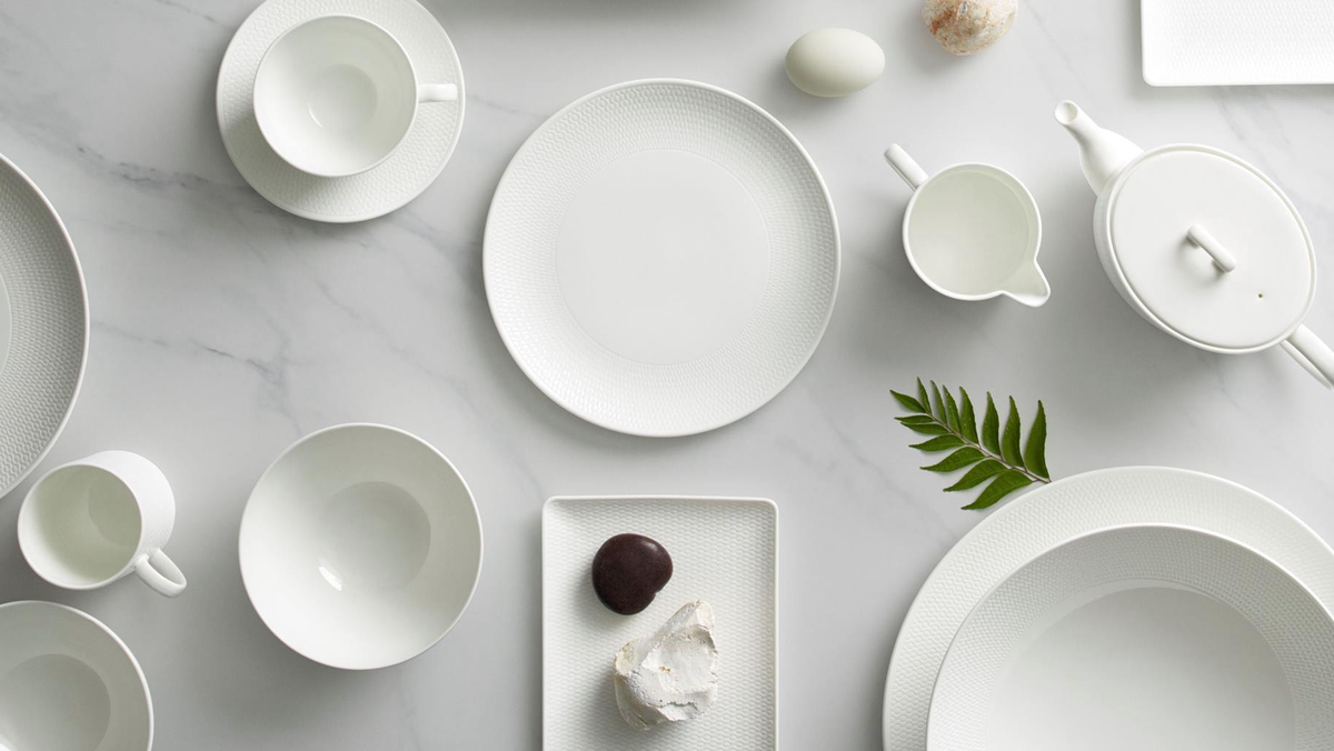 Белая посуда привлекает своим изяществом, необычным рельефом и формами 