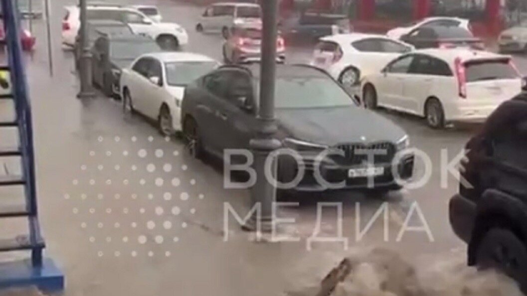     Потоп в центре Владивостока создал настоящий гейзер — на улице Пограничная. В целом, это место по своему расположению всегда было «несчастливым» в плане потопов.