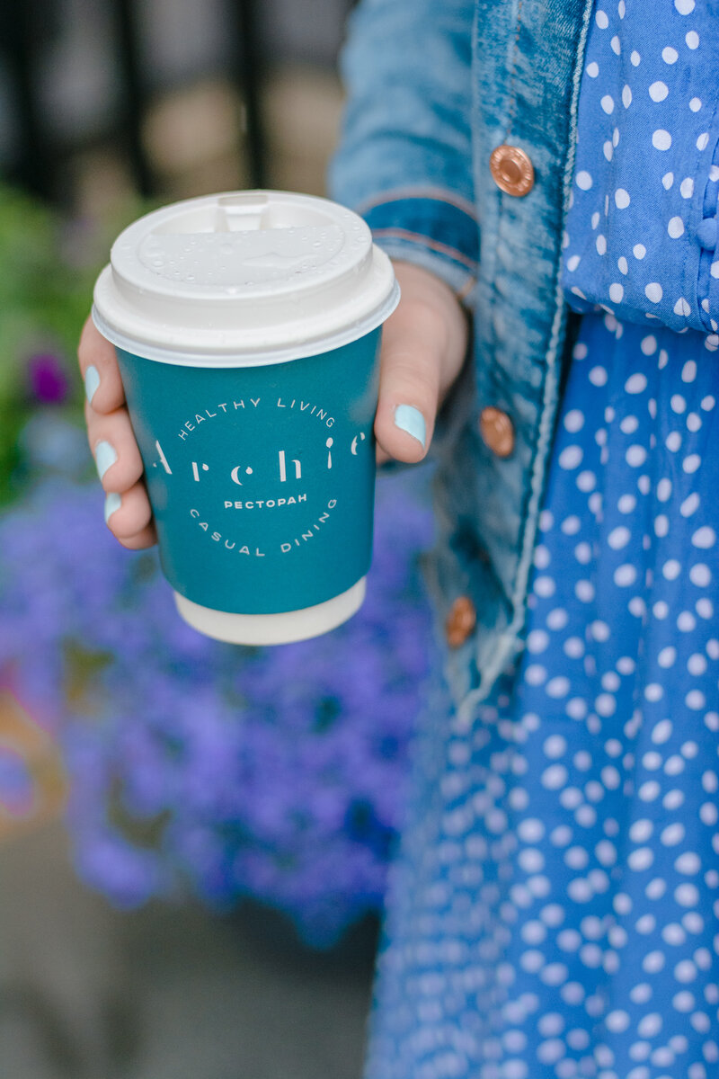 Выпить кофе в каком-нибудь случайном месте - тоже удовольствие.