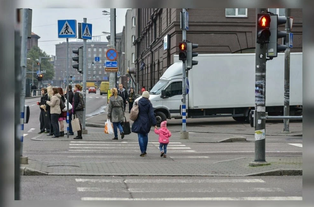 Пешеход нарушивший правила. Человек переходит дорогу. Пешеходы на улице. Пешеходы нарушают. Пешеход на красный свет.