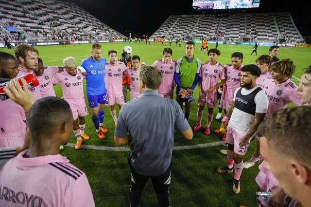    Бывший тренер ФК «Интер Майами» Фил Невилл с игроками. Фото: Reuters/  Sam Navarro-USA TODAY Sports