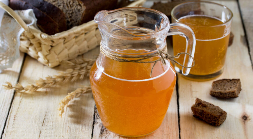 Классический рецепт кваса, проверенный столетиями. Говорят, что может получиться даже без дрожжей – но мы бы не рекомендовали рисковать. 