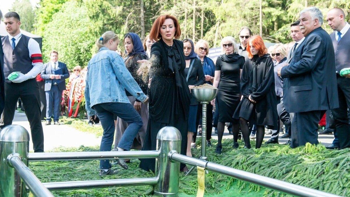     В Подмосковье похоронили полковника российской армии Владимира Кузнецова, он был мужем главы подмосковной Истры — Татьяны Витушевой. Командир мотострелкового полка отправился на спецоперацию добровольцем в октябре этого года. 5 июня Владимир Кузнецов попал в засаду.