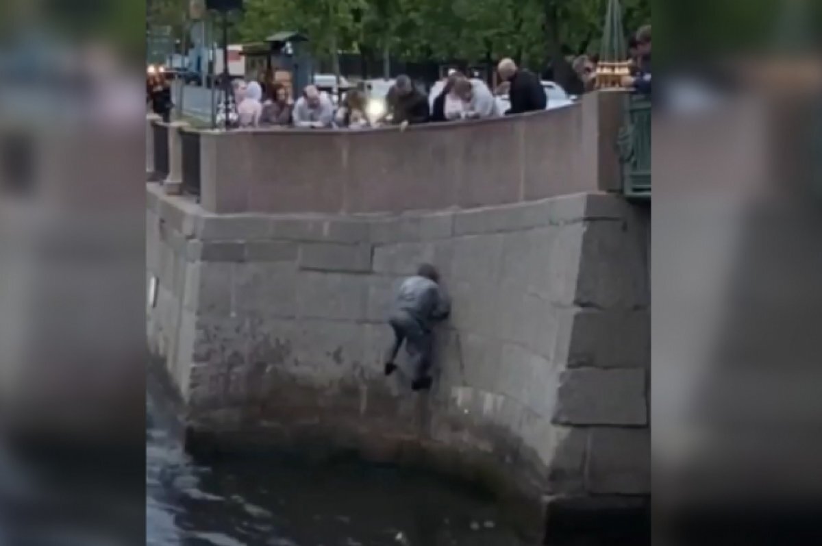 Автомобиль на набережной