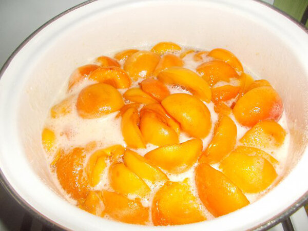Абрикосовое варенье — рецепт, который делают в разных вариантах. Из книги по консервированию фруктов можно узнать, что существует два вида абрикосового варенья: из зеленых и спелых абрикосов.-5