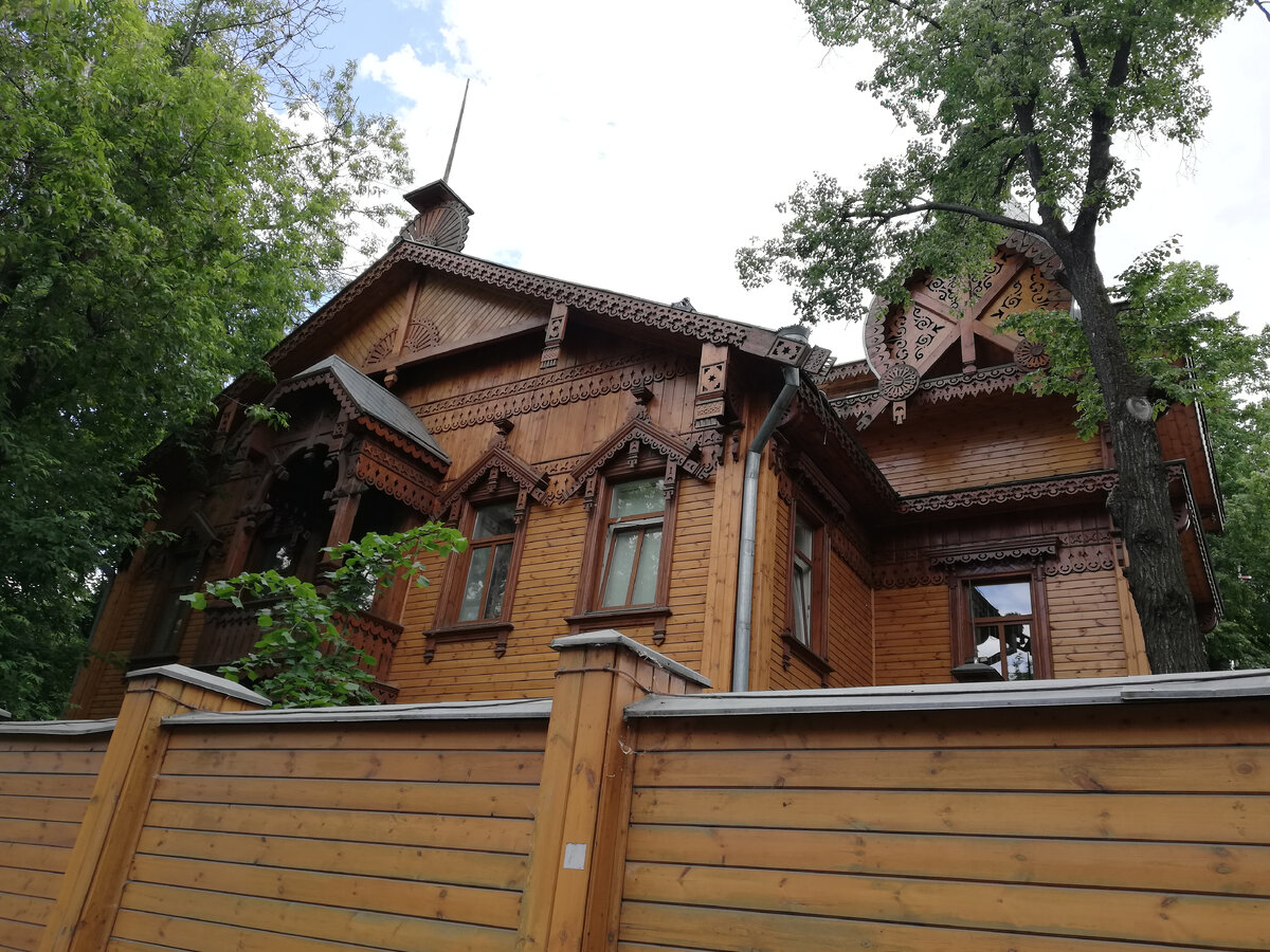 Опять забор, а за ним воссозданная дача  Н. Д. Финляндского, владельца московского колокольно- литейного завода