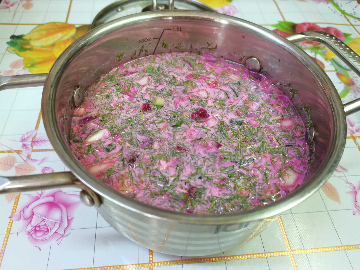 Кастрюля маленькая, поэтому сметану сразу положила. Фото автора.