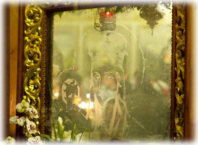 Отображение святого образа на стекле киота
