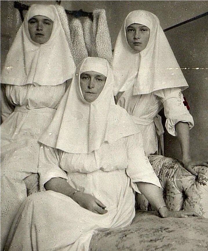 Императрица Александра Федоровна и её старшие дочери великие княжны Ольга и Татьяна