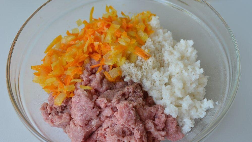 Посыпаем солью и перцем. Хорошо перемешиваем.