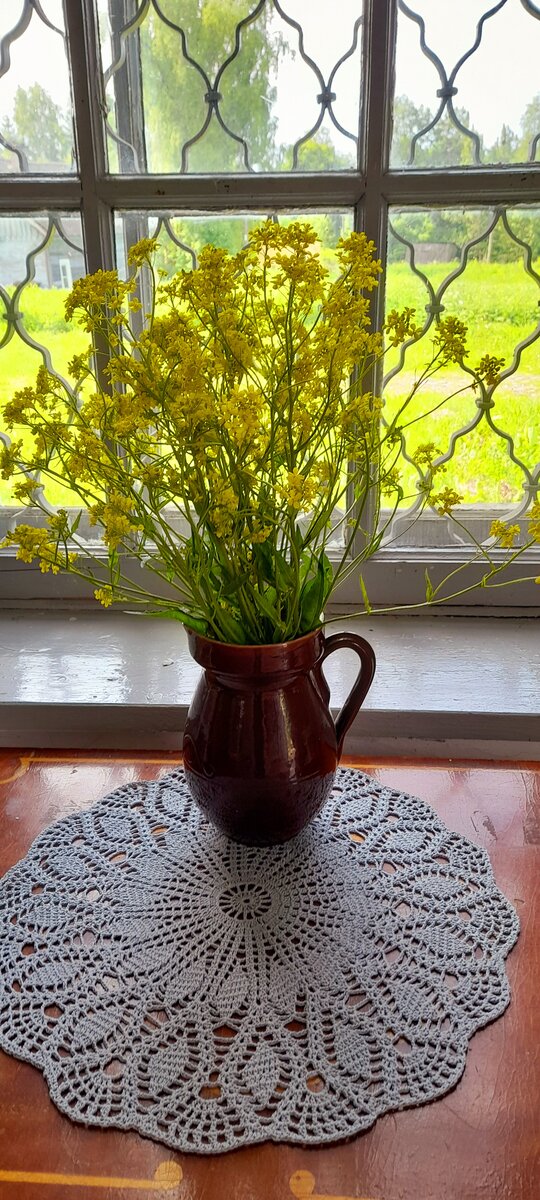 На смену цветущей сирени в букете пришла солнечная сурепка, отцветёт сурепка, что, интересно, займёт её место? Люблю оживлять притвор церкви цветами... Вы любите полевые цветы в букетах? 