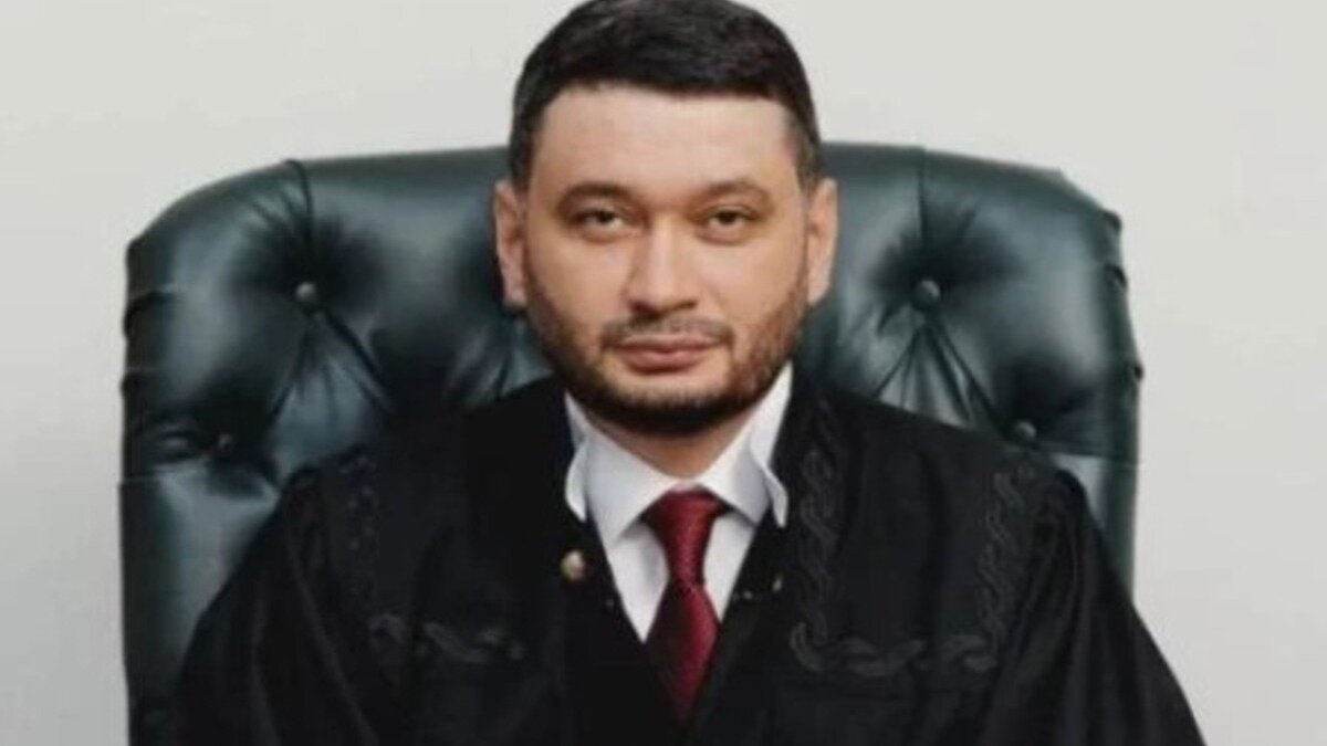     В Приморье назначен отсутствовавший три года председатель Арбитражного суда. Все это время Эльдар Сеитов пробыл в этой должности в статусе и. о.