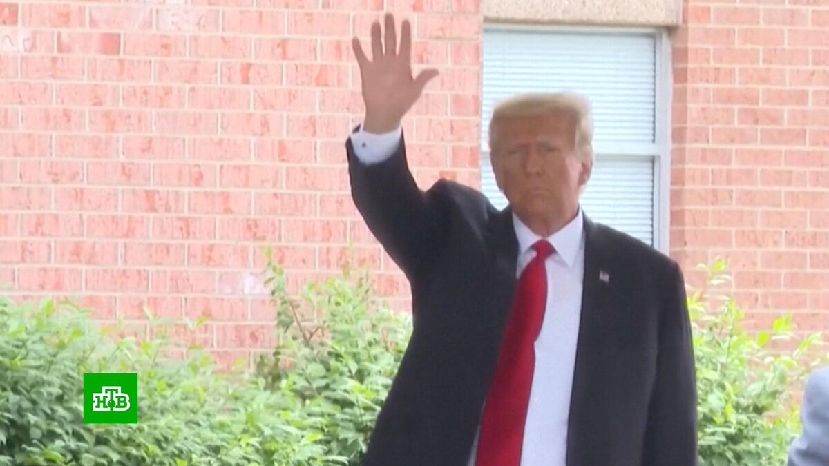    Трамп прилетел во Флориду на суд