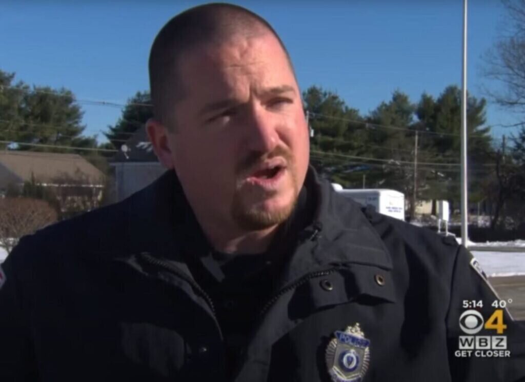 Полицейский Кристофер Бишелья. Источник фото: https://www.universoanimali.it/cagnolino-abbaia-ripetutamente-ad-un-poliziotto-e-lo-prega-di-seguirlo/