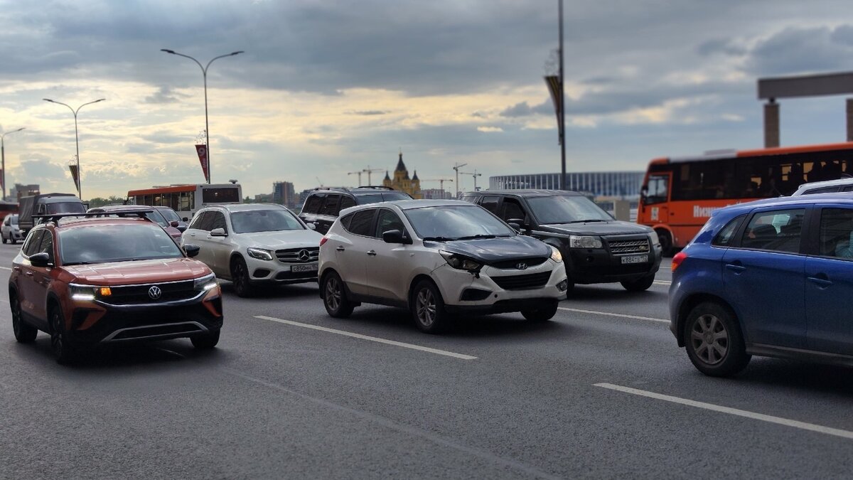     В соцсетях жители Нижнего Новгорода массово жалуются на многочасовые пробки из-за ремонта Стригинского моста. Завершение работ планируется в ноябре 2024 года, и горожане боятся, что им придется жить в дорожном плену еще 1,5 года.