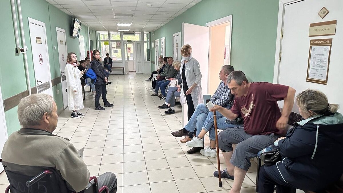     Как минимум несколько красноярцев возмутились увольнением заместителя главврача больницы № 7. Он лишился работы после критики работы травмпунктов, например, длинных очередей.