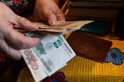    Пенсионные удрстверениях, пенсия, деньги ©Николай Корешков РИАМО