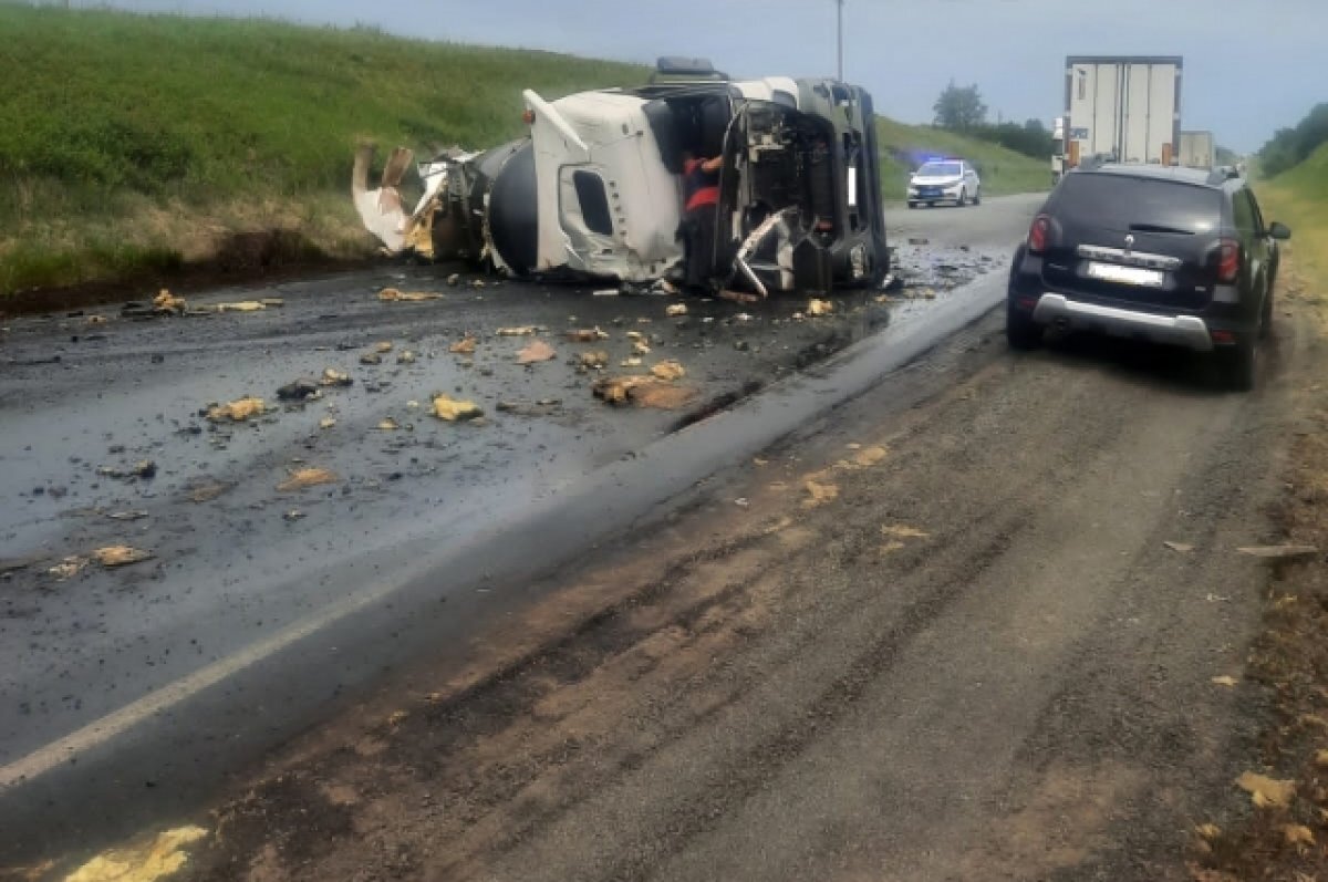    В Исаклинском районе, столкнувшись с легковушкой, опрокинулся нефтевоз