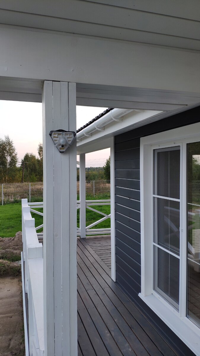 Один поставил на крылечке.