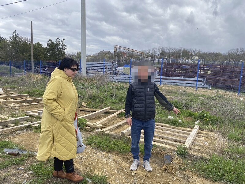 Задержанный показывает на место разделки профлиста