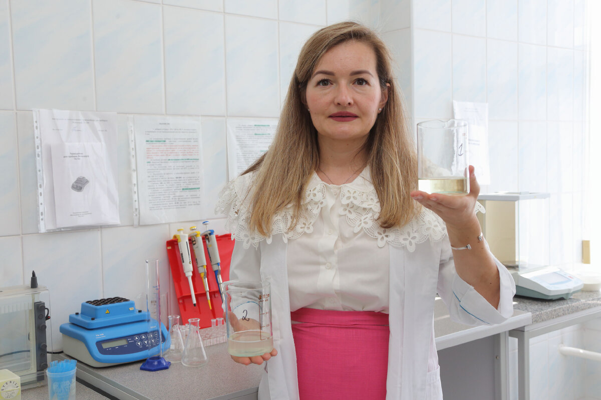 Начальник отдела НИИ детского питания Елена Симоненко демонстрирует нам результат эксперимента по восстановлению гидролизатов / Роман Щербенков
