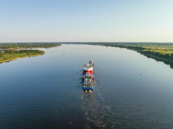 Характеристики краболовного судна проекта КСП01:   Длина максимальная, м 61.90   Ширина, м 15.00   Автономность, сут. 50   Дальность плавания, миль 6000   Мощность ГД, кВт 1 х 2720   Винто-рулевой комплекс 1 ВРШ + руль с закрылком   Носовое подруливающее устройство, кВт 1 x 600   Кормовое подруливающее устройство, кВт 1 x 440   Экипаж судна и персонал фабрики, чел. 38   Скорость, узлы 11.0   Производительность крабоперерабатывающего комплекса судна проекта КСП01, т/сут.:   Краб опилио (сырец / мороженая продукция) 30 / 20   Камчатский краб (сырец / мороженая продукция) 60 / 40   Вместимость грузого морозильного трюма, м³ 1082Краболов-процессор «Вайгач» проекта КСП01, который строит завод «Красное Сормово» (входит в ОСК), отправился из Нижнего Новгорода в Выборг. На Выборгском судостроительном заводе (входит в ОСК) пройдет финальный этап достройки судна, а в июле начнутся его швартовные и ходовые испытания.Буксировку на протяжении всего маршрута обеспечивают суда компании «Арк».Серия из пяти краболовов-процессоров проекта КСП01 строится на заводе «Красное Сормово» с мая 2020 года в рамках федеральной инвестиционной программы «квоты под киль» по заказу СР «Северо-Западный рыбопромышленный консорциум». Головное судно планируется передать заказчику в этом году, два серийных краболова будут переданы в 2024 году, еще два – в 2026 году в связи с изменением проекта для вылова и транспортировки живого краба.📷
📷
📷
Краболовы-процессоры проекта КСП01 представляет собой судно полного цикла, предназначенного для промысла краба различных видов на глубинах от 20 до 400 м и производства замороженной продукции в море. Технический проект разработан «МИБ-дизайн-СПб» на основе концепта ST-184 норвежского бюро Skipsteknisk, рабочую конструкторскую документацию готовило Волго-Каспийское ПКБ.Эксплуатировать суда планируется в Северной Атлантике, включая Баренцево море, Норвежское море, Гренландское море и арктические моря.
