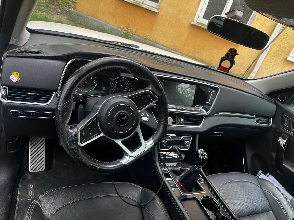 Интерьеру присуща строгость.