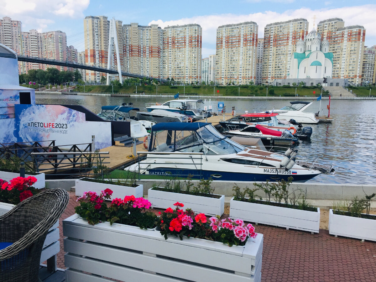 Лодки и цветы. Фото автора 