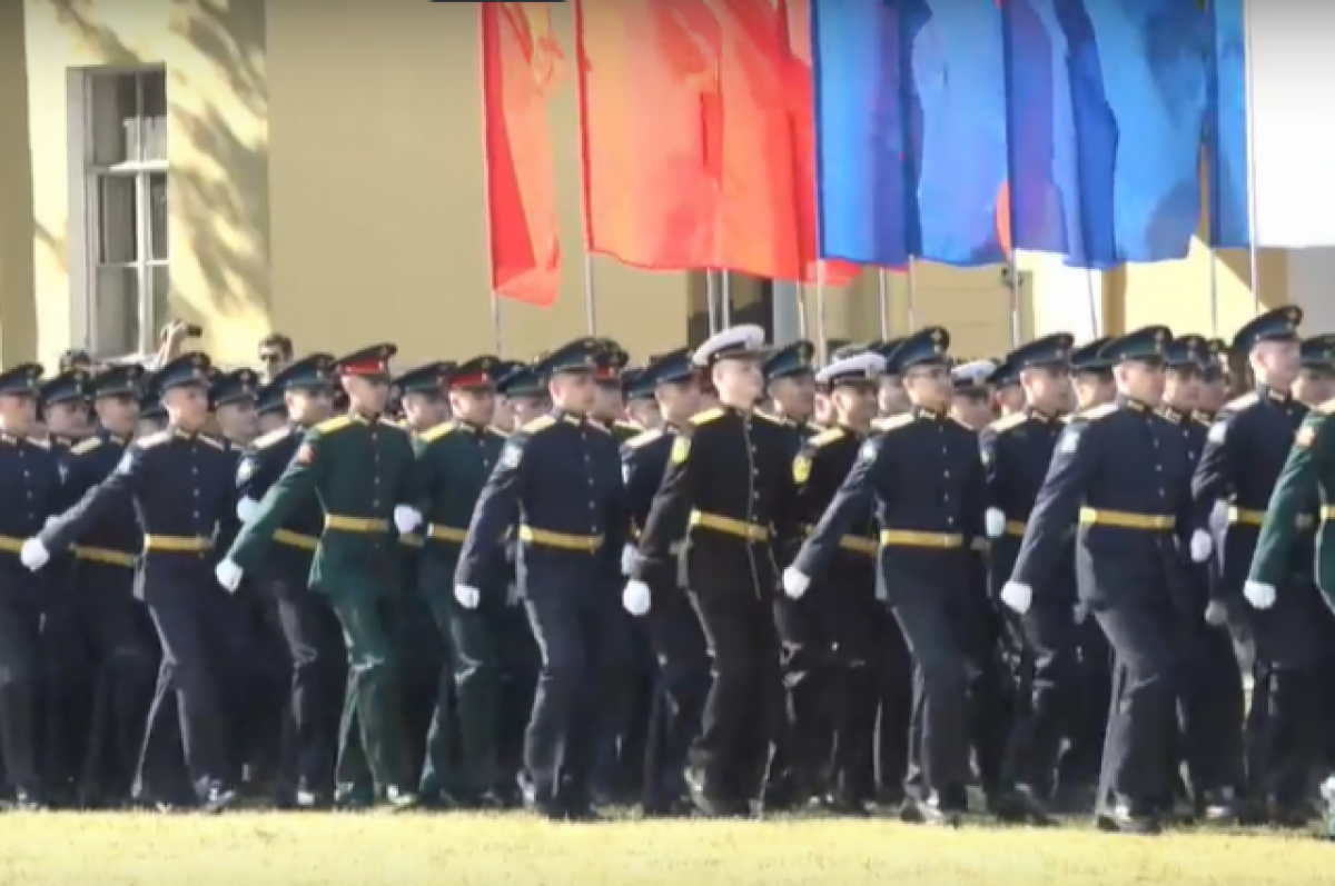    Более 900 студентов выпустились из военно-космической академии в Петербурге