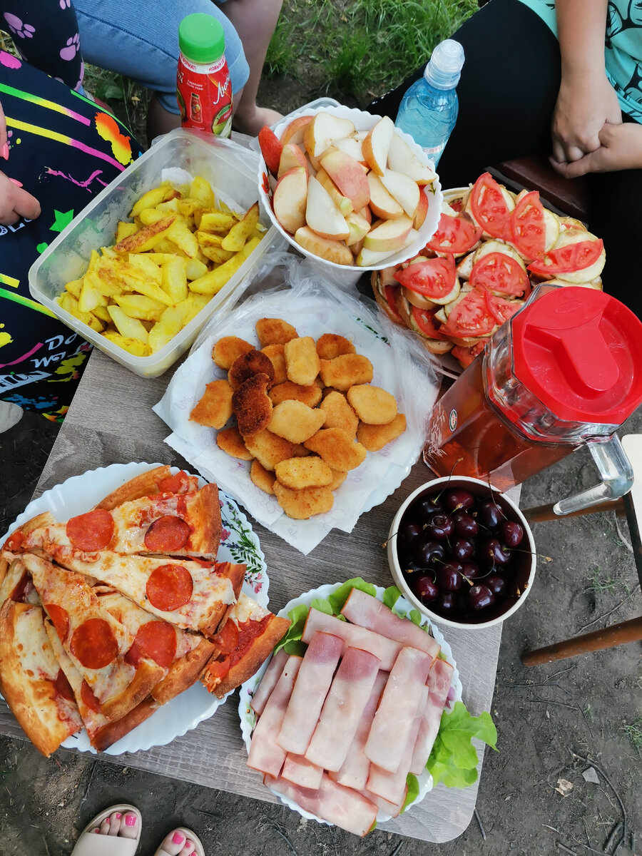 Стол собран практически в полевых условиях, поэтому сервировка отсутствует 🤭😄