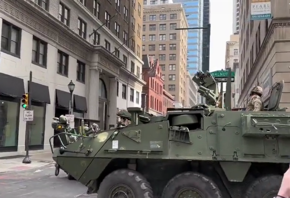 Кадры из соцсетей: военная техника на улицах американских городов (фото Телеграм)