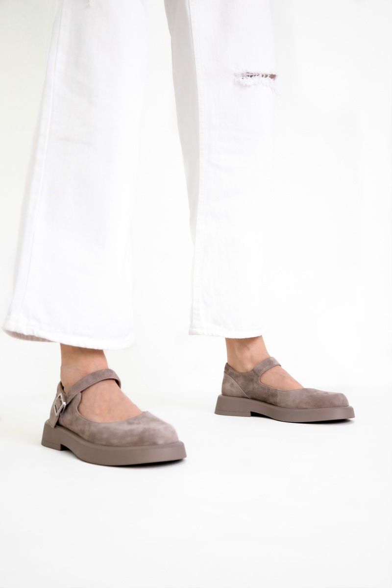 Посмотреть на сайте: https://botik35.ru/catalog/zakrytye_tufli_polubotinki/monki/tufli_pw2615_f588_8_beige/
